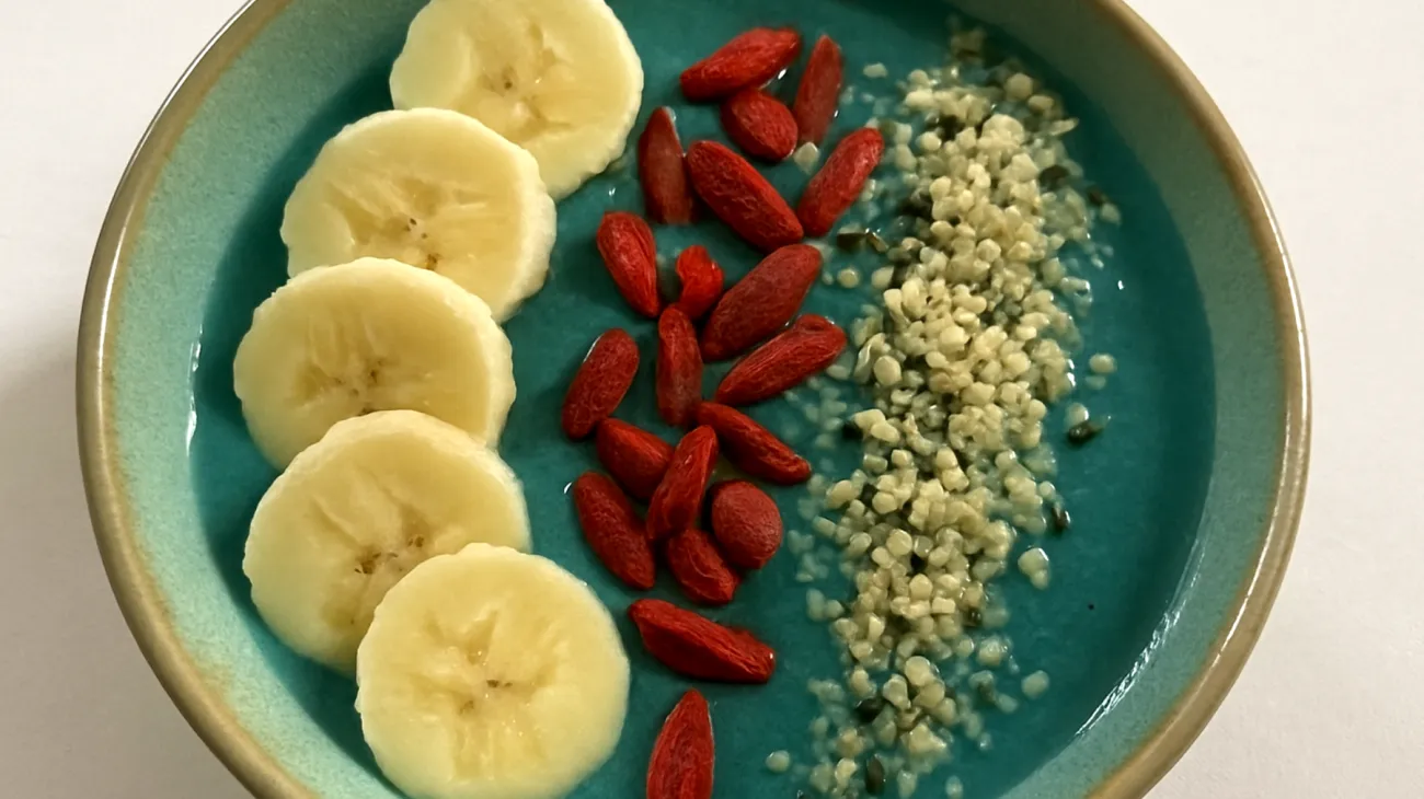 Smoothie bowl con spirulina, banana, bacche di goji e semi di canapa"