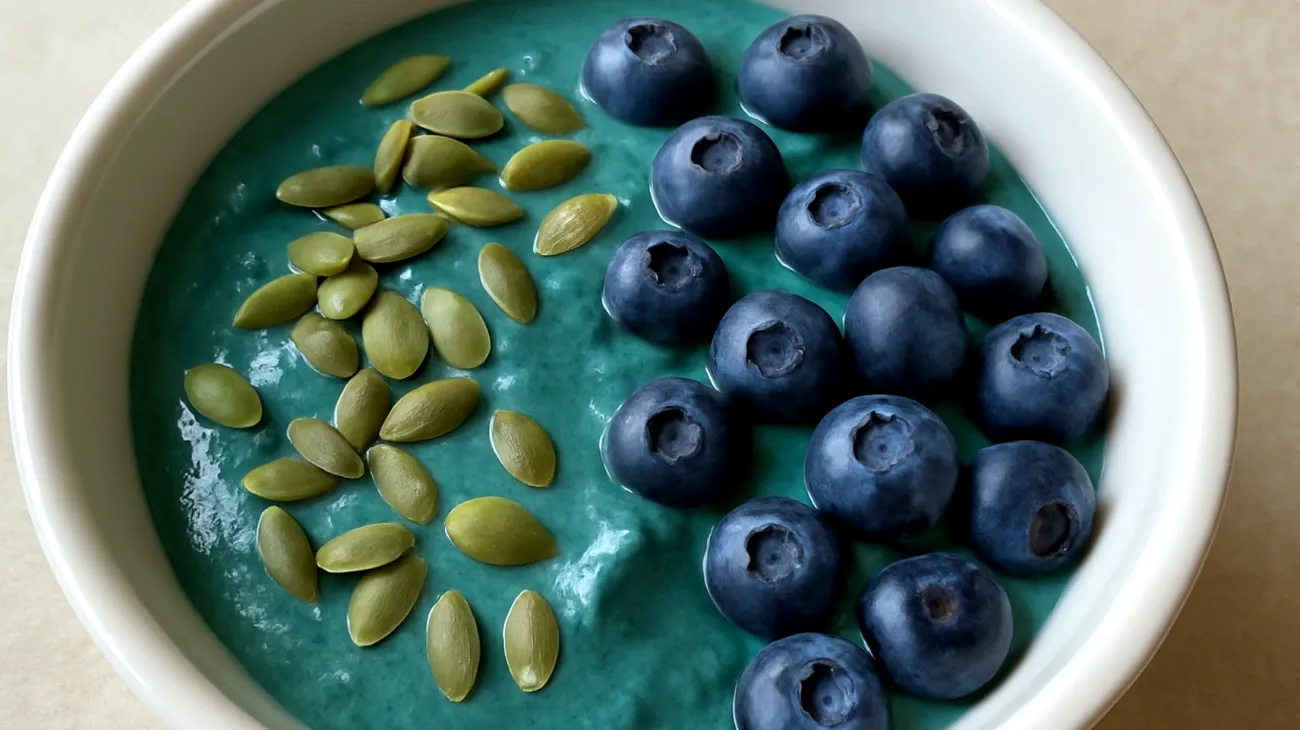 Smoothie bowl con spirulina, semi di zucca e mirtilli"