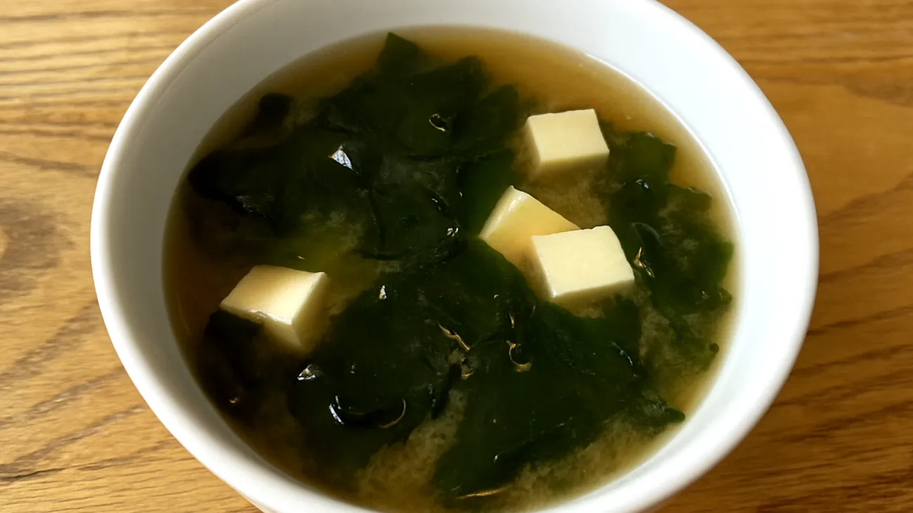 Zuppa di miso con alghe wakame e tofu"