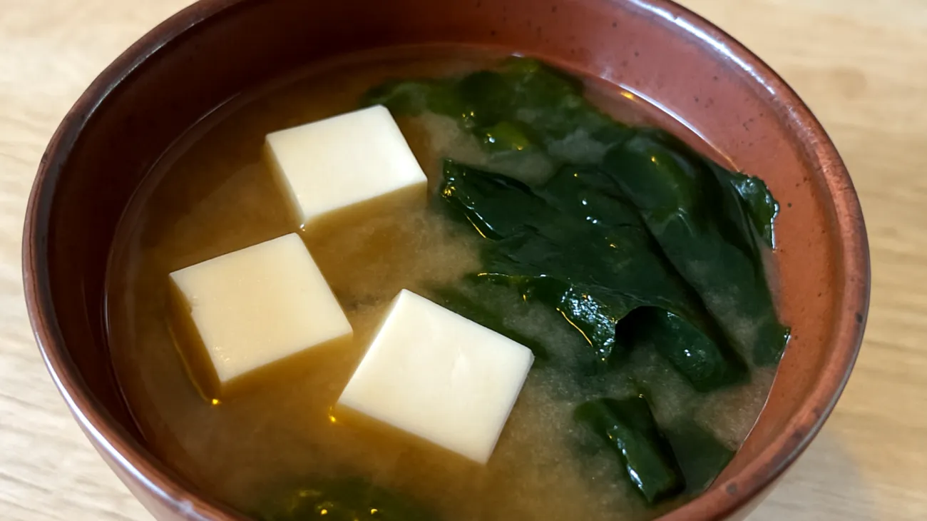 Zuppa di miso con tofu setoso e wakame"