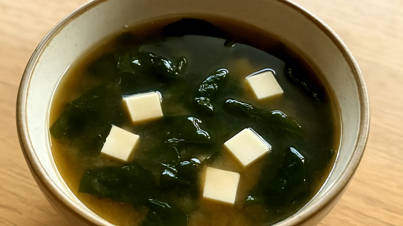 Zuppa di miso con wakame e tofu"