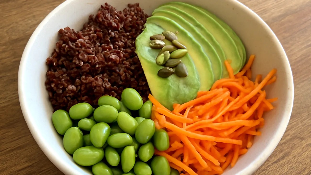 Buddha bowl con quinoa rossa, edamame e semi di zucca"