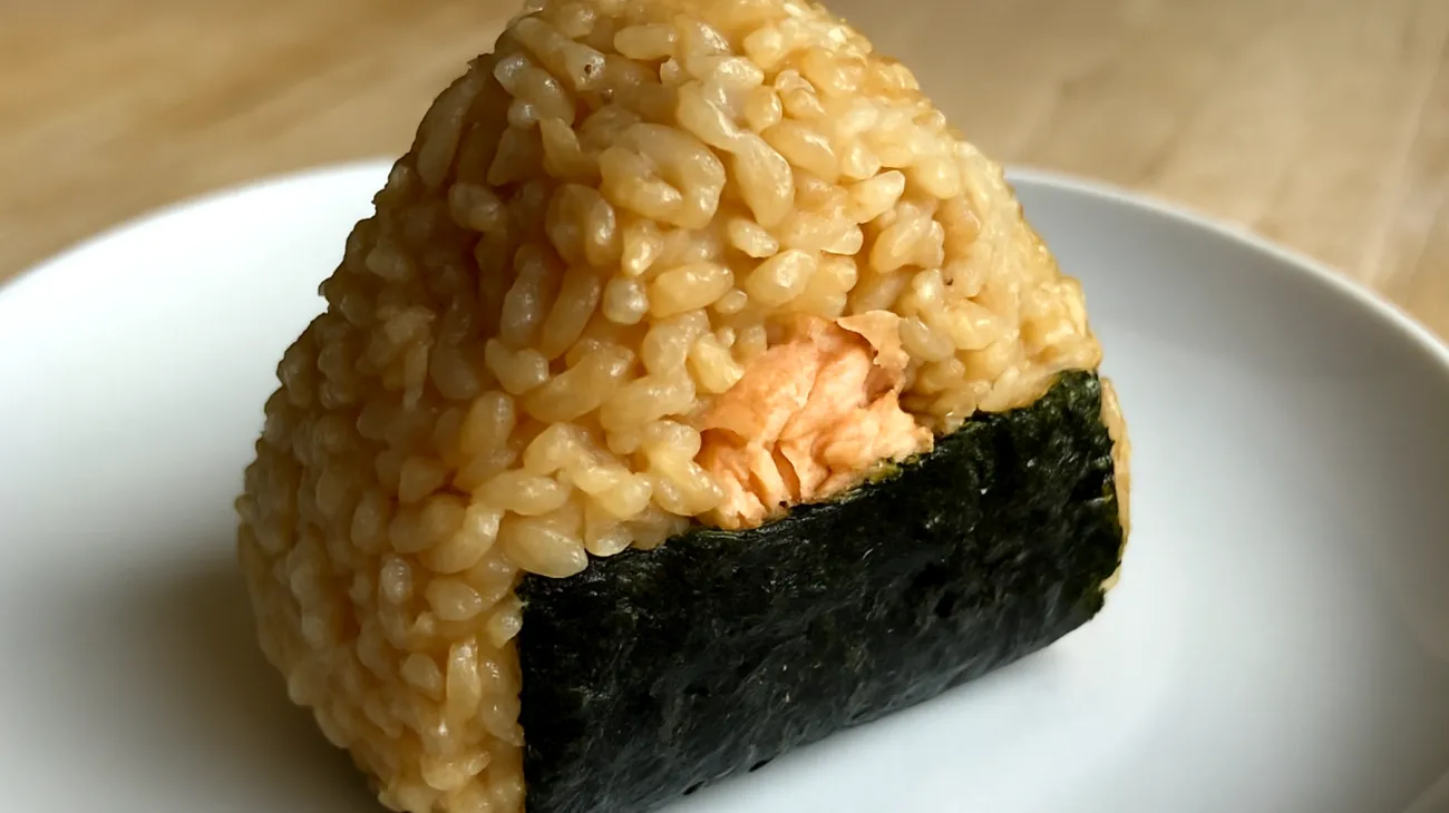 Onigiri con riso integrale, salmone e alghe nori"